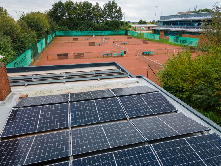 Projekt: Eine PV-Anlage aufs Tennisheim bringen – und Licht in Strom verwandeln